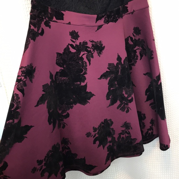 Beautiful Formal Dress with Soft Skirt Detail - Picture 6 of 10